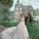 Brautkleid mit Schleppe von Très Chic
